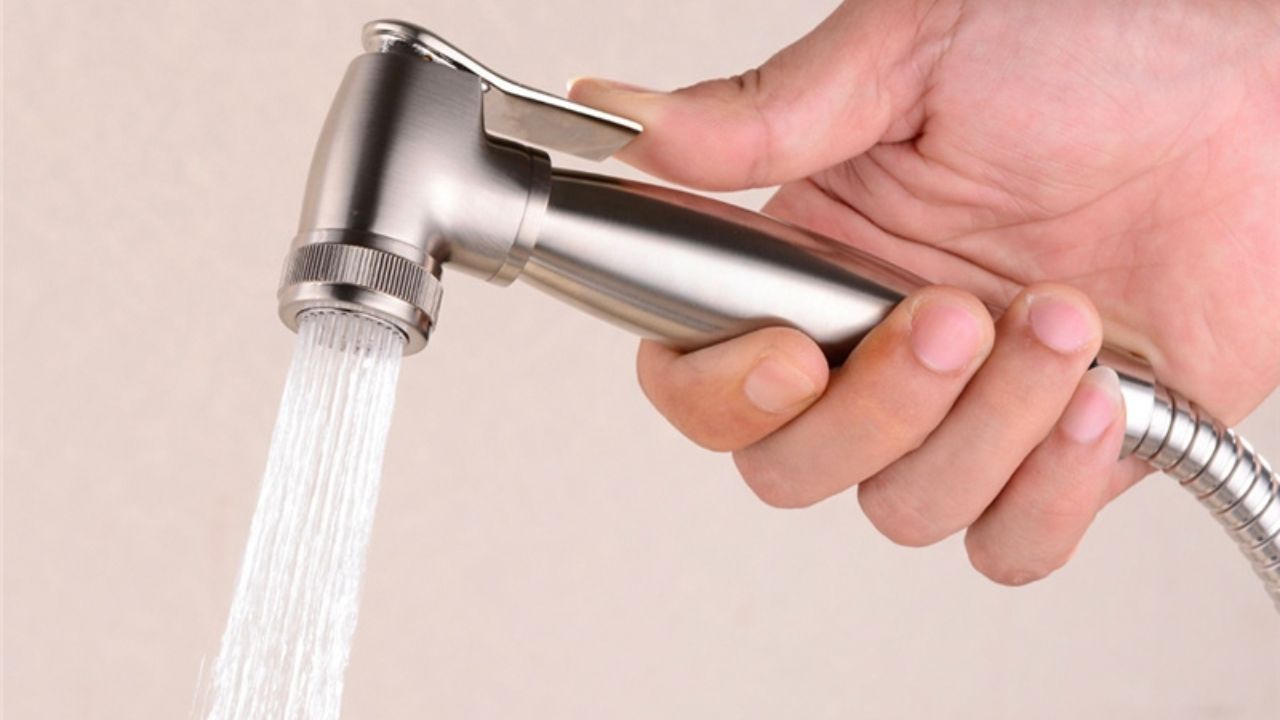 Hướng dẫn cách sửa vòi xịt bồn cầu bị gãy đơn giản tại nhà