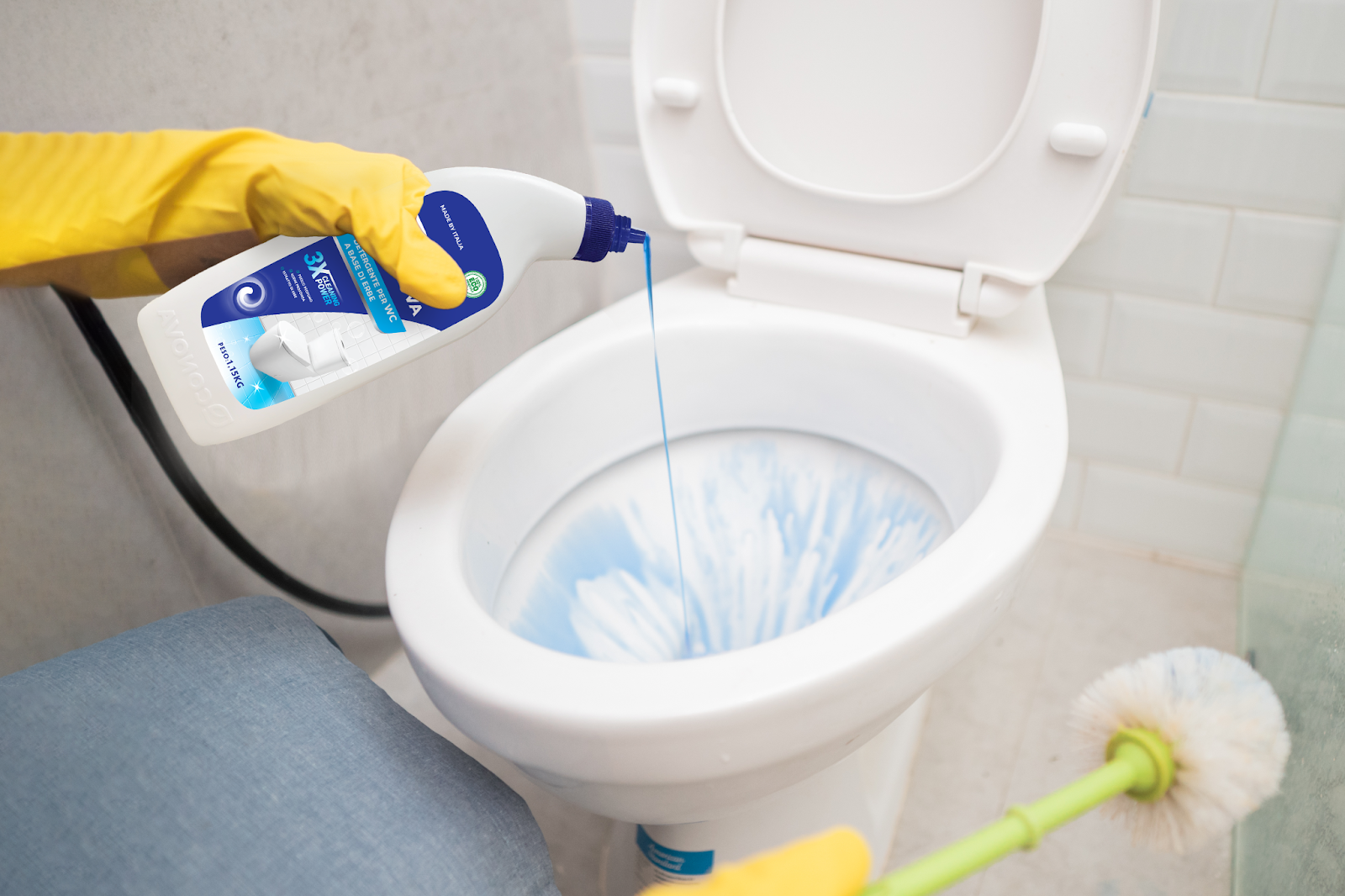 Sử dụng dung dịch sát khuẩn để tẩy nắp nhựa bồn cầu