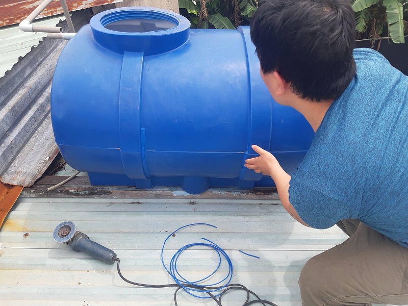 Chú ý kiểm tra cả trong và ngoài khi vệ sinh téc nước