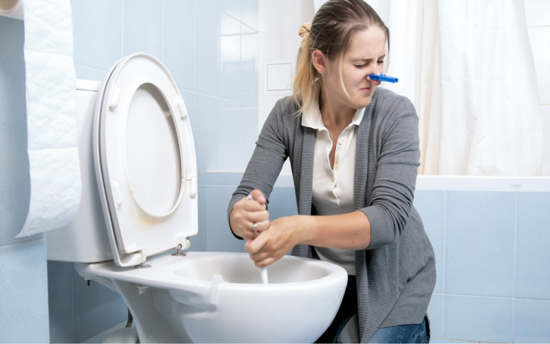 Bồn cầu không bơm nước sẽ gây mùi hôi khó chịu do không xử lý được chất thải