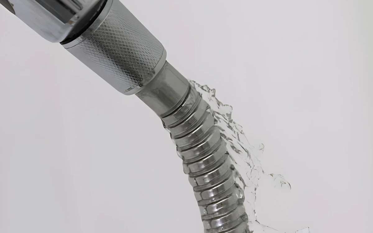 Dây sen có thể bị hoen gỉ, mòn và đứt gãy làm rỉ nước