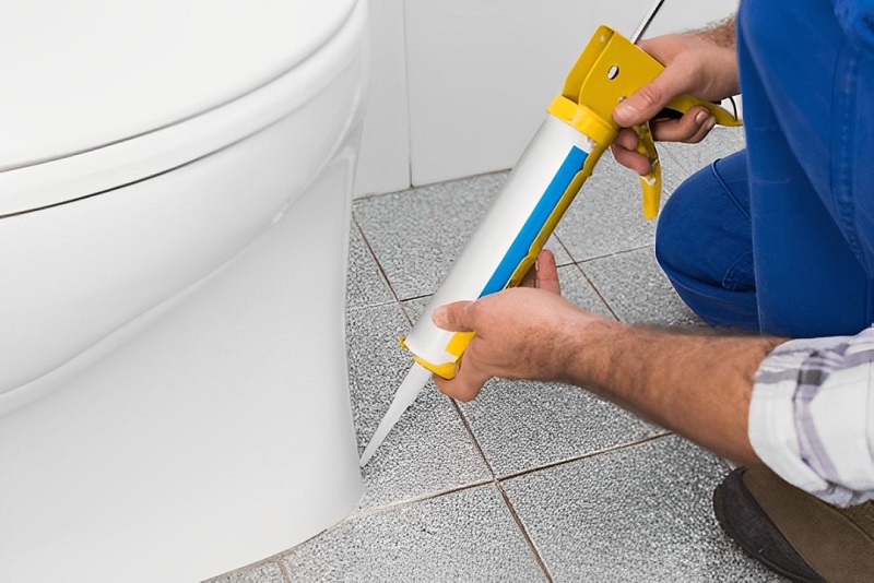 Sửa bồn cầu rỉ nước do sàn nhà bằng cách "dán lại" vị trí tiếp xúc bị hở