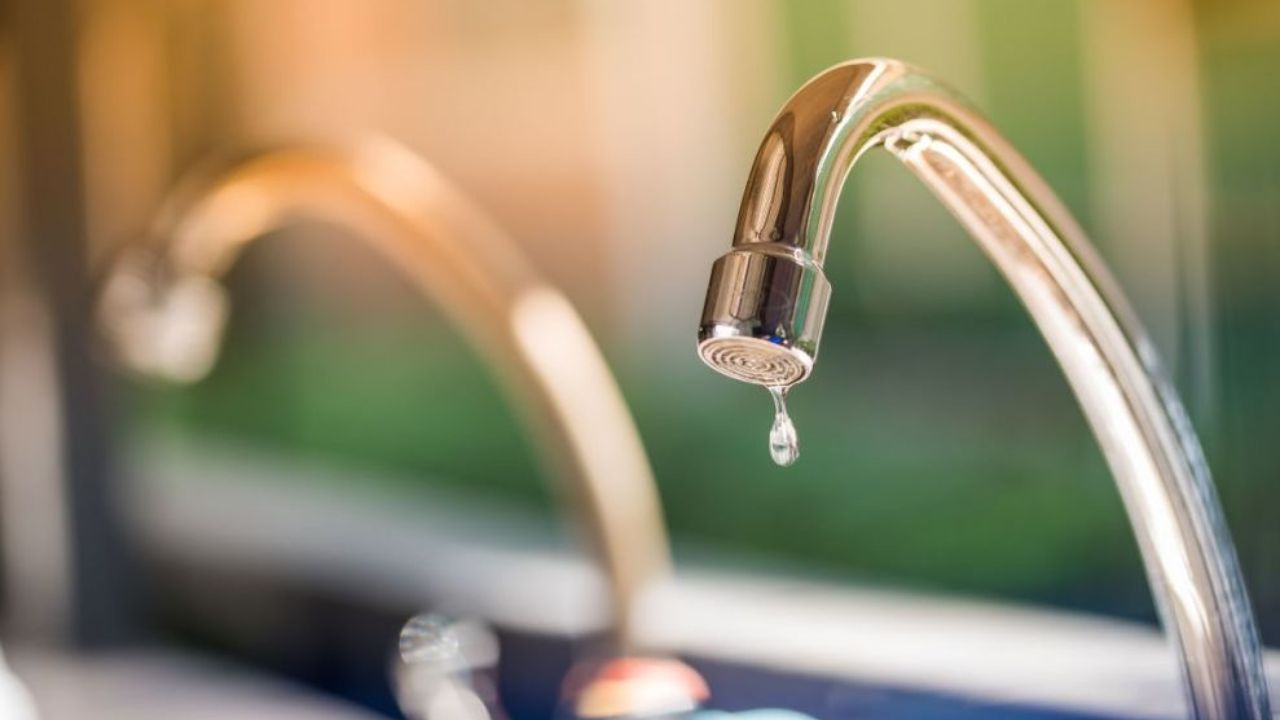 Vòi nước rửa chén chảy yếu: Nguyên nhân và cách xử lý